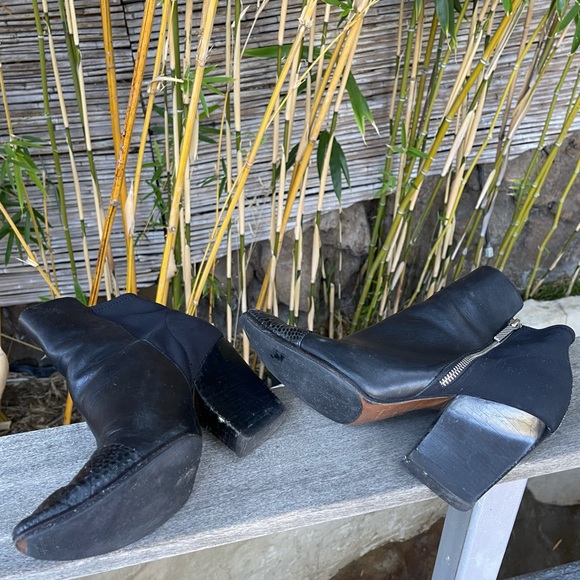 SOLD | Black Donald J Pliner Boots , Size 9 🖤 - Picture 4 of 9
